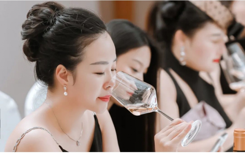 國(guó)新酒業(yè)連鎖開展紅酒知識(shí)主題培訓(xùn)